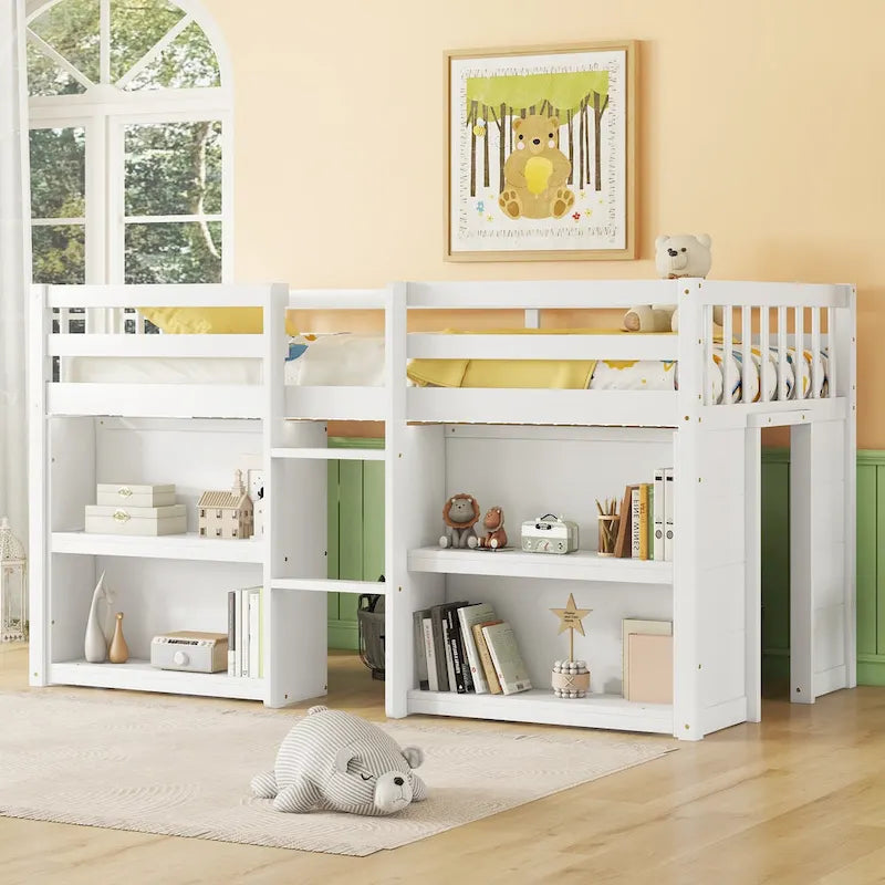 Cama baja tipo loft de madera de pino con estantes escalonados e iluminación