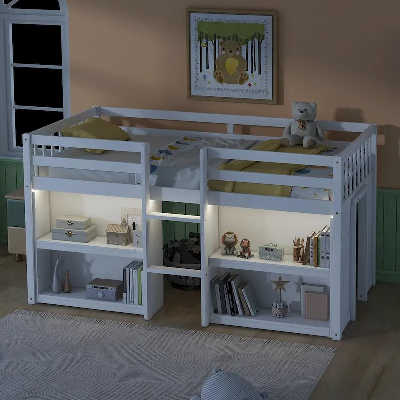 Letto alto basso in legno di pino con mensole sfalsate e illuminazione