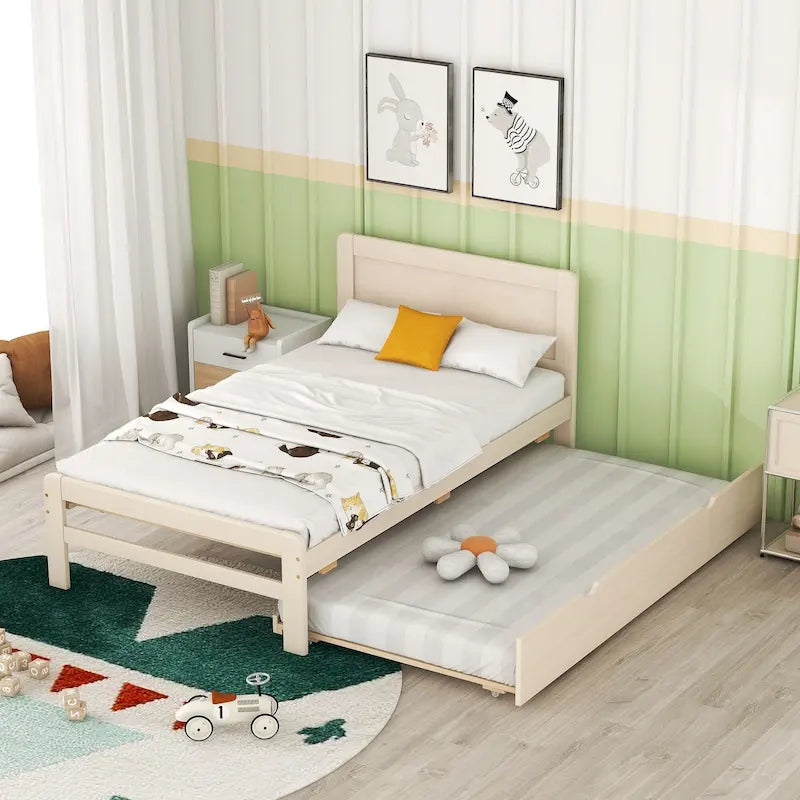 Modernes weiß gekalktes Plattformbett aus Holz mit Kopfteil und Latten
