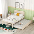Modernes weiß gekalktes Plattformbett aus Holz mit Kopfteil und Latten