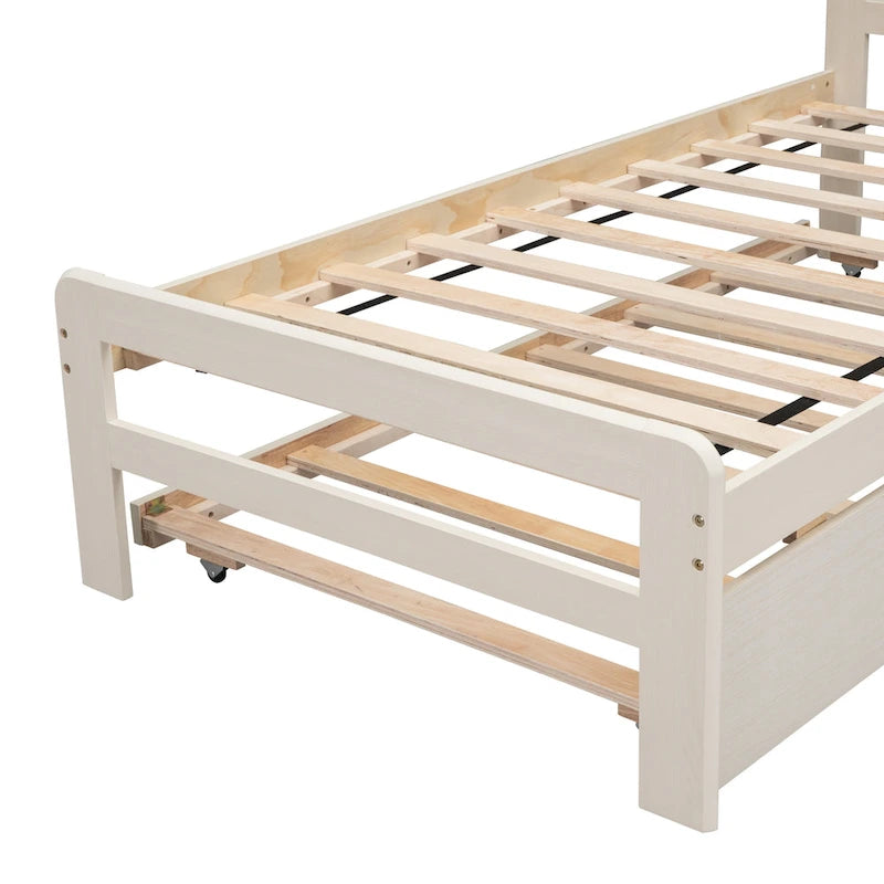 Modernes weiß gekalktes Plattformbett aus Holz mit Kopfteil und Latten