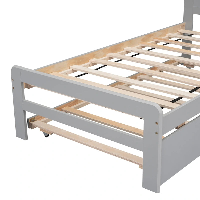 Cama plataforma moderna de madera gris con cabecero de paneles y listones