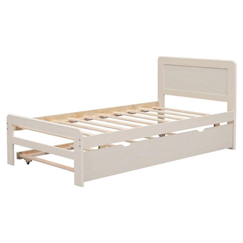 Weiß gekalktes Holzplattformbett mit Paneelkopfteil und Latten