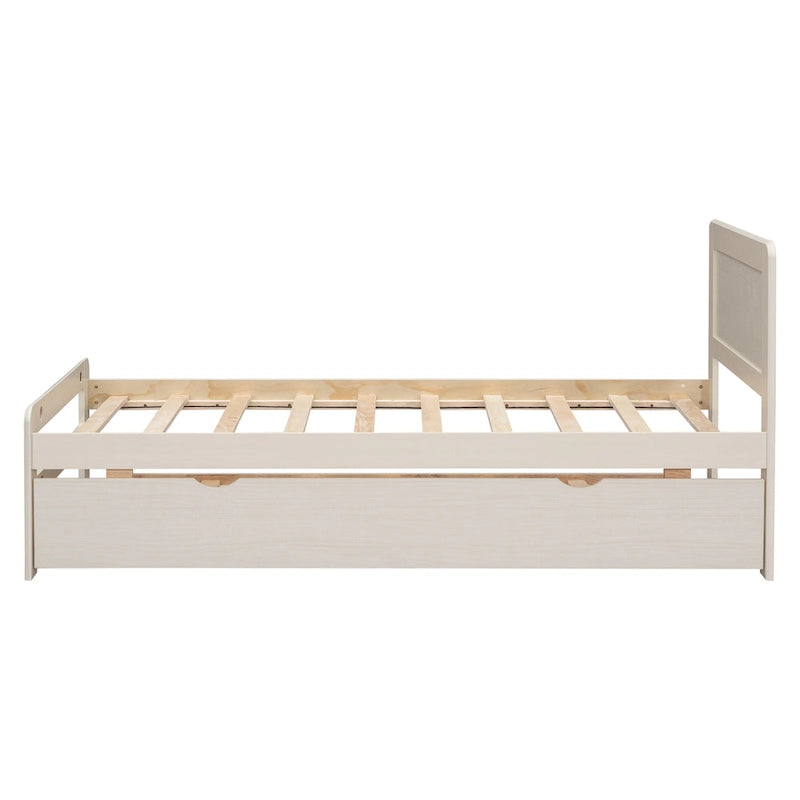 Lit plateforme en bois blanc délavé avec tête de lit à panneaux et lattes