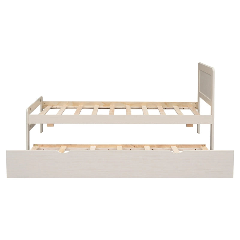 Weiß gekalktes Holzplattformbett mit Paneelkopfteil und Latten