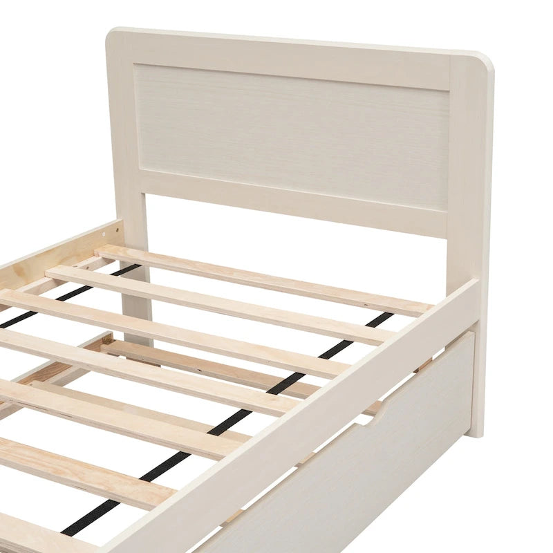 Weiß gekalktes Holzplattformbett mit Paneelkopfteil und Latten
