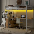Cama alta tipo loft de metal blanco antiguo con escritorio, cajones e iluminación