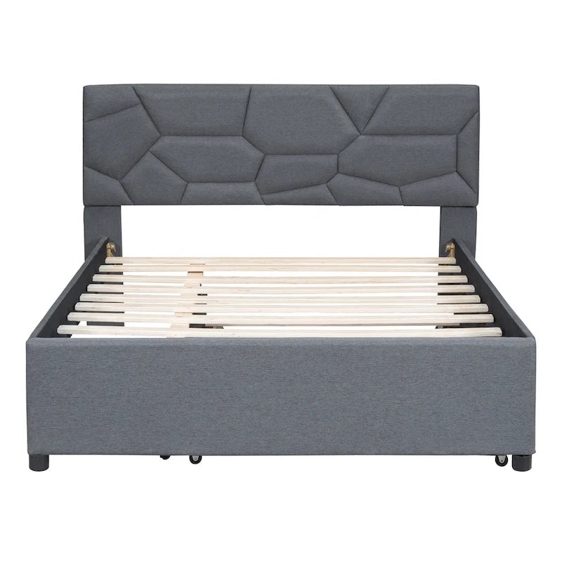 Modernes Polsterplattformbett mit geometrisch gepolstertem Kopfteil und Latten