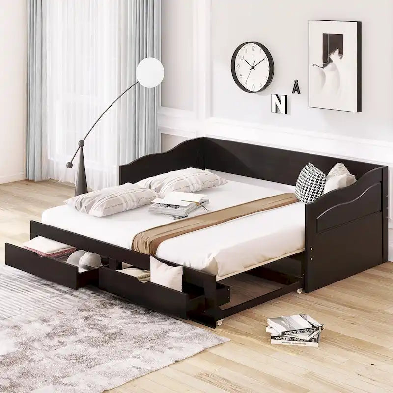 Cama nido clásica de madera con paneles laterales curvos y cajones de almacenamiento