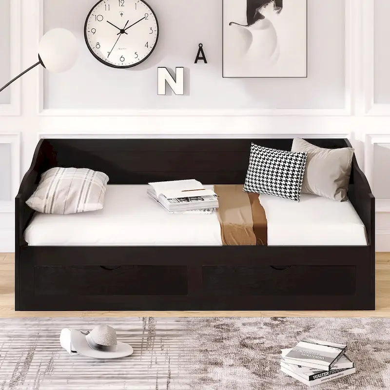 Cama nido clásica de madera con paneles laterales curvos y cajones de almacenamiento