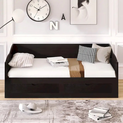 Cama nido clásica de madera con paneles laterales curvos y cajones de almacenamiento