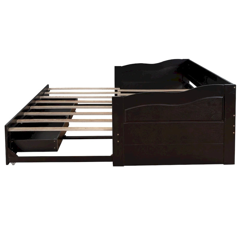 Cama nido clásica de madera con paneles laterales curvos y cajones de almacenamiento