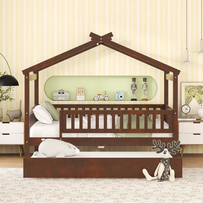 Cama plataforma tipo casita de madera de pino con techo abierto y barandillas