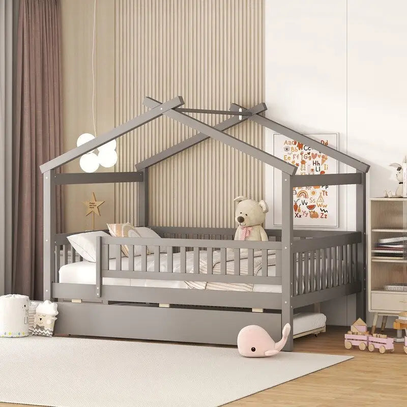 Cama plataforma tipo casita de madera de pino con techo abierto y barandillas