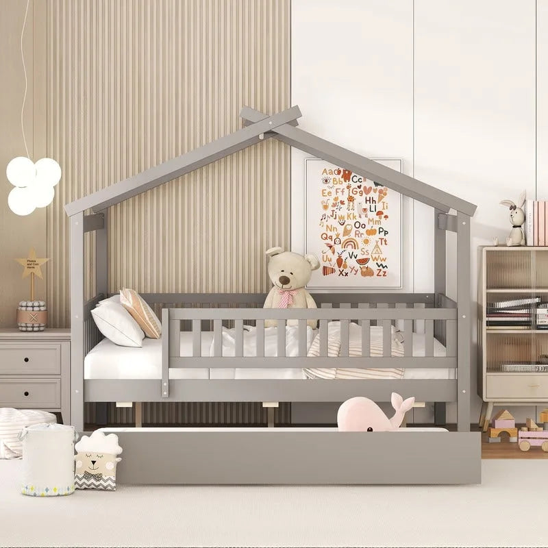 Cama plataforma tipo casita de madera de pino con techo abierto y barandillas