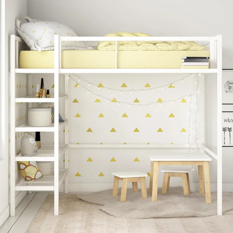 Estructura de cama alta tipo loft moderna de metal con barandillas de malla y estantes