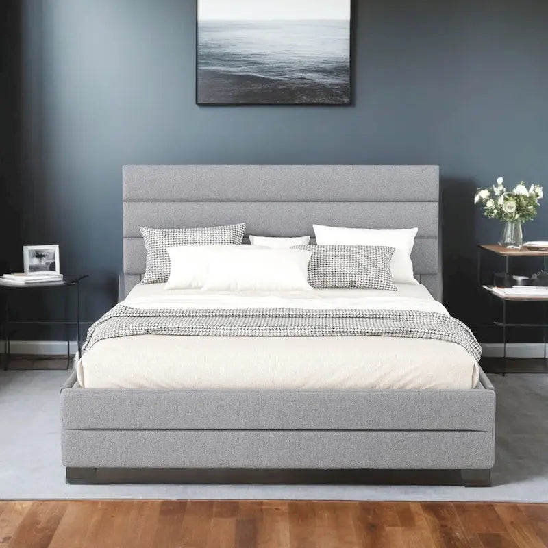 Cama plataforma moderna tapizada con cabecero de paneles y cajones de almacenamiento