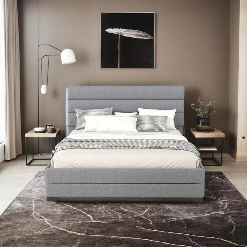 Cama plataforma moderna tapizada con cabecero de paneles y cajones de almacenamiento