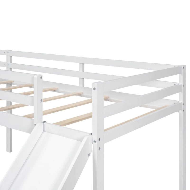 Cama baja tipo loft moderna de madera de pino blanca con escalera y tobogán