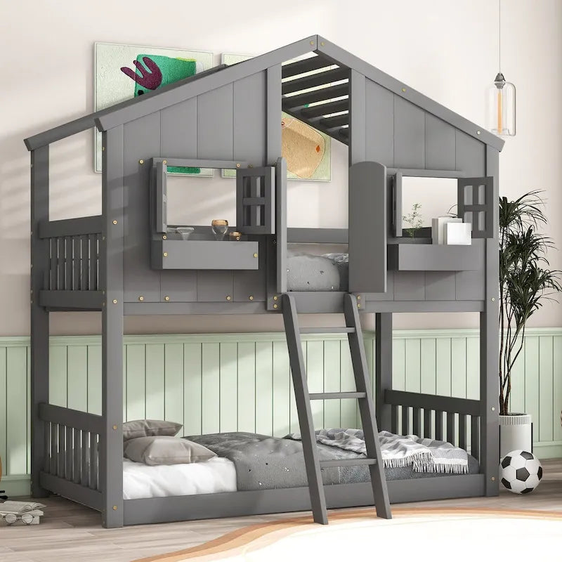 Litera tipo casita de madera de pino con techo, ventanas y escalera