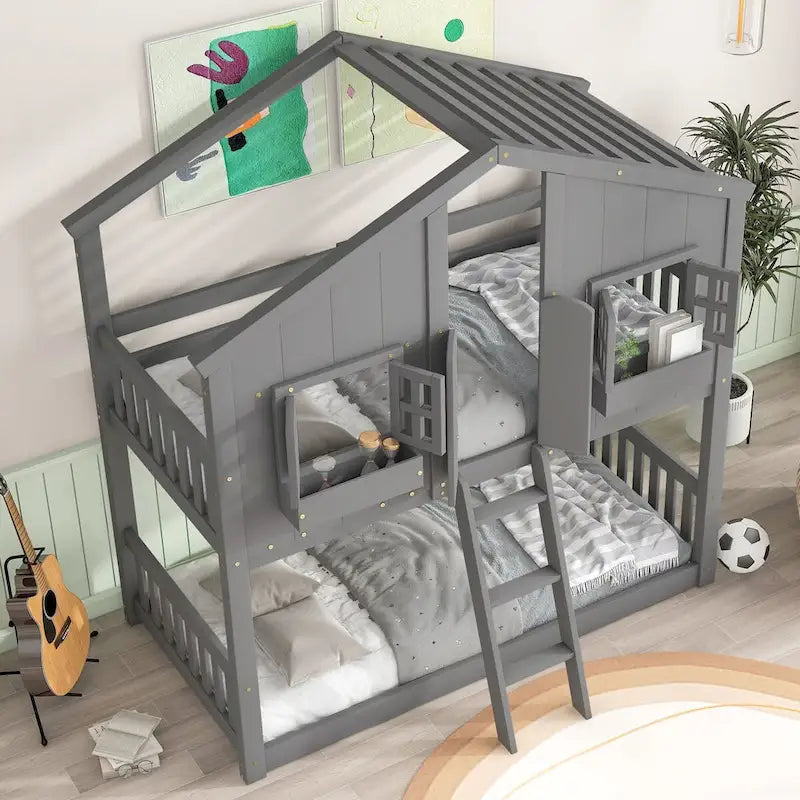 Etagenbett in Hausform aus Kiefernholz mit Dach, Fenstern und Leiter