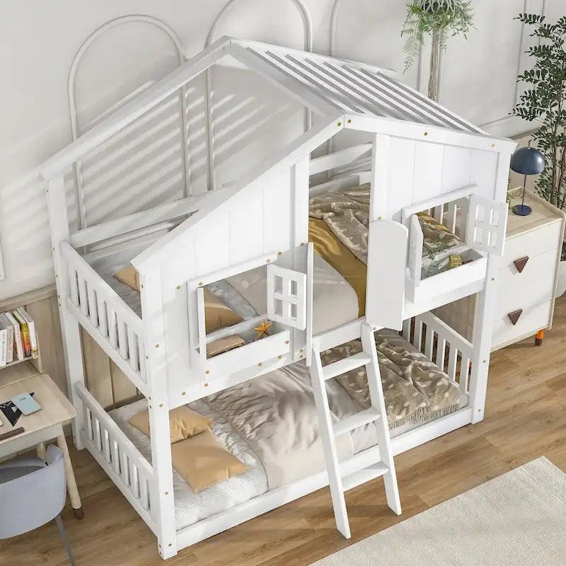 Etagenbett in Hausform aus Kiefernholz mit Dach, Fenstern und Leiter
