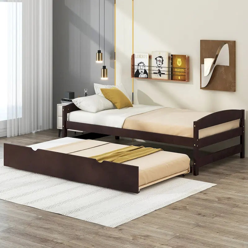 Cama plataforma clásica de madera de pino con cabecero y piecero curvos